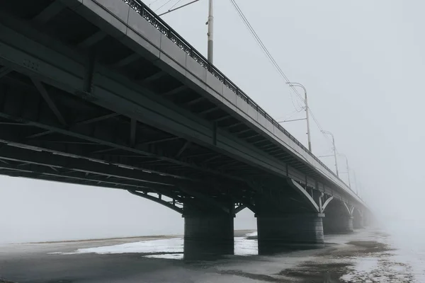 Brücke im Nebel, geheimnisvolle Stimmung — Stockfoto