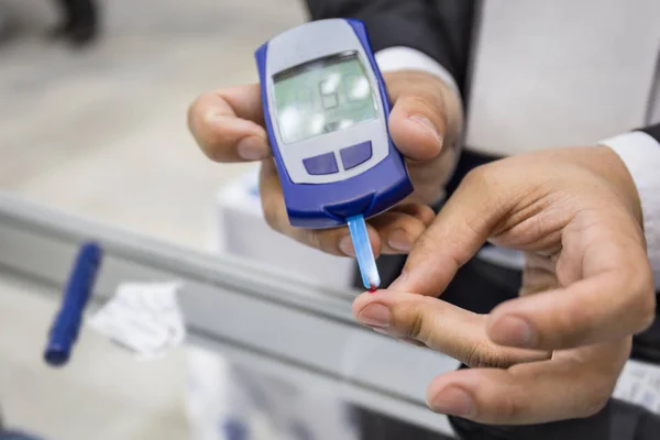 Şeker Ölçüm. Adam kan şekeri seviyesi testi parmak, diyabetik hastalığı kan tarafından kontrol eder — Stok fotoğraf