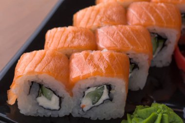 Philadelphia sushi seti rulo, yakın çekim. Japon yemekleri