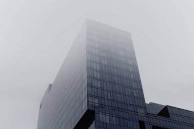 Sis veya sis bina modern gökdelen cam kule