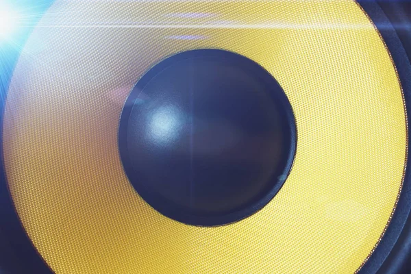 Sarı Subwoofer dinamik veya ses hoparlör mavi ışık, müzik ve parti arka plan — Stok fotoğraf
