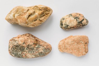 Doğal mineral taşlardan beyaz arka plan üzerinde ayarla