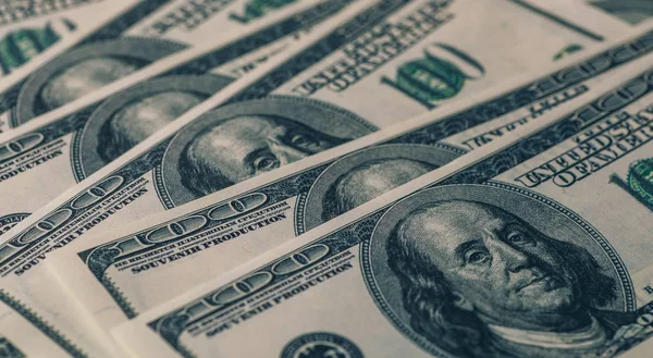 Долларовый фон, куча банкнот в 100 долларов США, много американских денег с Бенджамином Франклином — стоковое фото