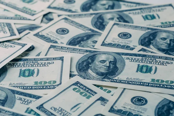 Fundo de dólares, um monte de notas de cem dólares dos EUA, muitas notas de dinheiro americanas — Fotografia de Stock
