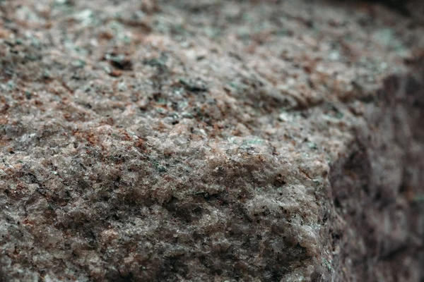 Doğal granit taş yüzey, makro fotoğraf seçici odak, arka gri mermer maden jeolojik plan ile — Stok fotoğraf