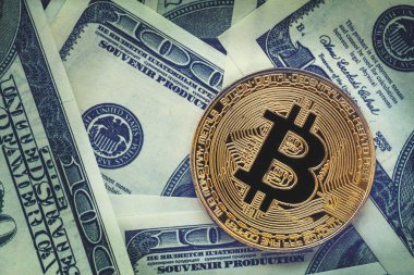 Altın bitcoin sikke dolar faturaları arka plan üzerinde. Cryptocurrency ve nakit para bankacılık kavramı