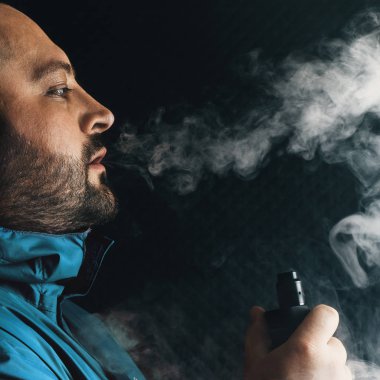 Vape adam. Vaping elektronik sigara veya vape kalem genç adam