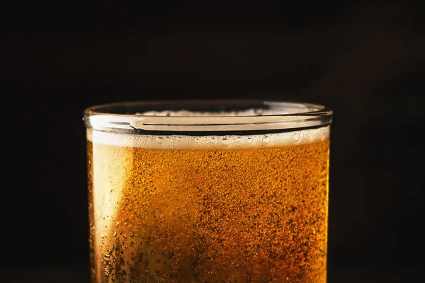 Glas bara hällde öl med lite skum och bubblor, makro skott — Stockfoto