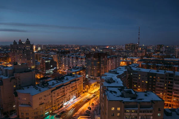 Вид с воздуха на ночной городской пейзаж. Центр Воронежа, дома и улицы — стоковое фото