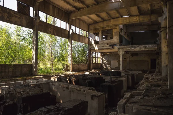 Bâtiment industriel en ruine abandonné, ruines et démolition — Photo