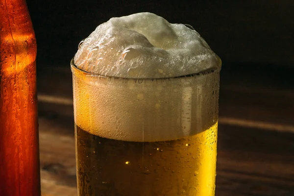 Glas bara hällde öl med skum — Stockfoto