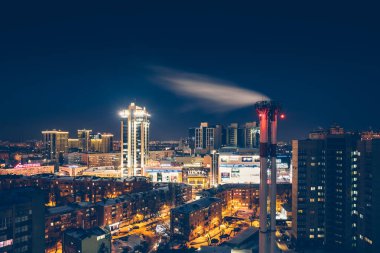 Rusya, Voronezh - Mart 2018 yaklaşık: Downtown, Voronezh şehir, modern alışveriş Galerisi, Chizhov, dükkan, ikamet evler gece, havadan görünümü