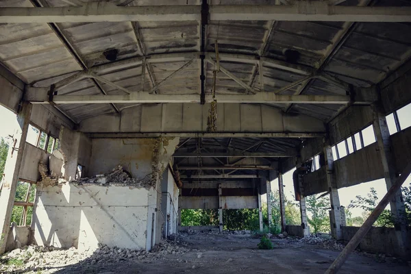 Elhagyott romos ipari üzemi épület, romok és bontási — Stock Fotó