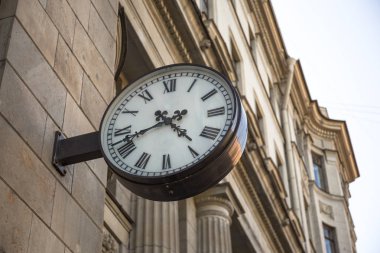 Bina eski daire analog saat