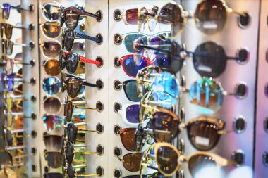 Birçok moda güneş gözlüğü Satılık dükkan