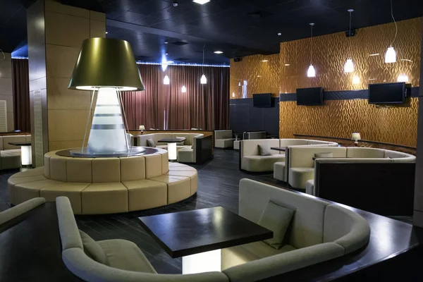Bekväm lounge zon i lyxiga interiörer i hotellets lobby eller restaurangen med soffor och bord — Stockfoto
