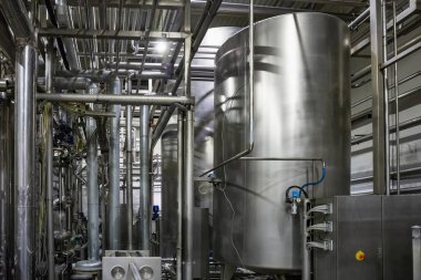 Modern bira fabrikası, çelik fıçılar veya tanklar ve paslanmaz çelik borular, bira üretimi için donatım makine araçları