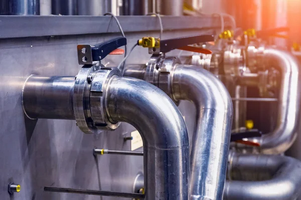 Sistema de tuberías de acero inoxidable en la fábrica de cerveza como fondo industrial abstracto — Foto de Stock
