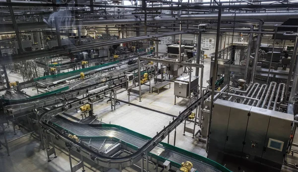 Brouwerij fabriek productielijn. Transportband, pijpleiding en andere industriële machines, geen mensen — Stockfoto