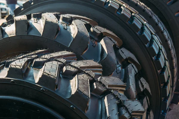 Pneumatiques de voitures ou roues de pneus en caoutchouc pour camions — Photo