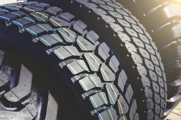 Nouveau pneu de camion moderne ou roues de pneus — Photo