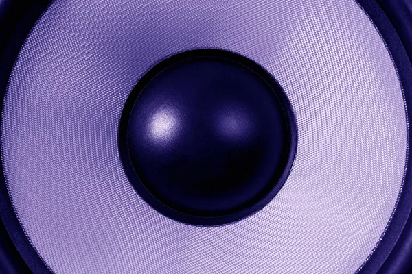 Ultra violet Subwoofer dinamik veya ses hoparlör, parti arka plan, koyu mor tonda — Stok fotoğraf