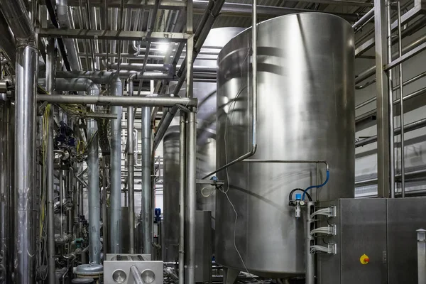 Cervecería moderna, cubas o tanques de acero y tubos de acero inoxidable, herramientas de maquinaria para la producción de cerveza —  Fotos de Stock