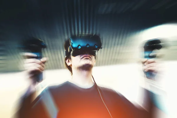 Hombre con gafas de realidad virtual jugando videojuego, efecto de desenfoque de movimiento — Foto de Stock