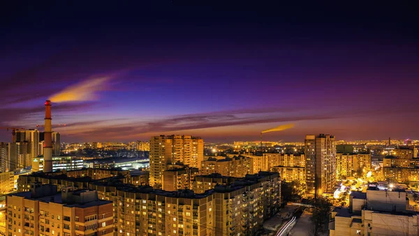 Вид с воздуха на вечерний городской пейзаж, панорама центра Воронежа, многоэтажные жилые дома, деловые здания, городские после рассвета — стоковое фото