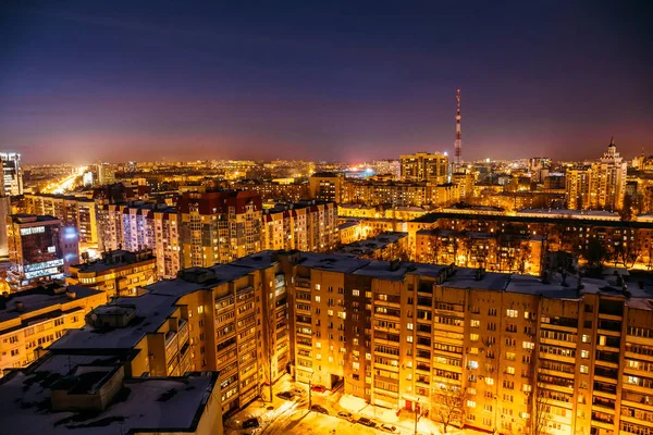 Pemandangan udara di Cityscape malam hari, kota Voronezh di pusat kota panorama, perumahan bertingkat tinggi, gedung bisnis, perkotaan setelah fajar — Stok Foto