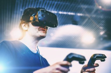 Sanal gerçeklik gözlükleri, yeni Vr kask teknolojileri kullanan adam