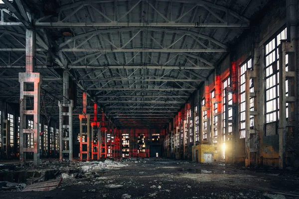 Duży pusty magazyn opuszczony budynek lub warsztacie fabrycznie, Abstrakcja ruiny tło — Zdjęcie stockowe