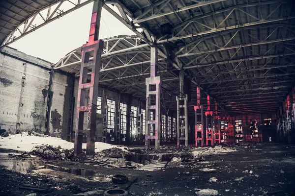Nagy üres elhagyott raktárépület vagy gyári műhely, absztrakt romok a háttérben — Stock Fotó