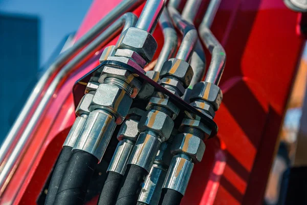 Гідравлічна система, сталеві труби і гумові частини підйомного механізму сучасного трактора або екскаватора — стокове фото