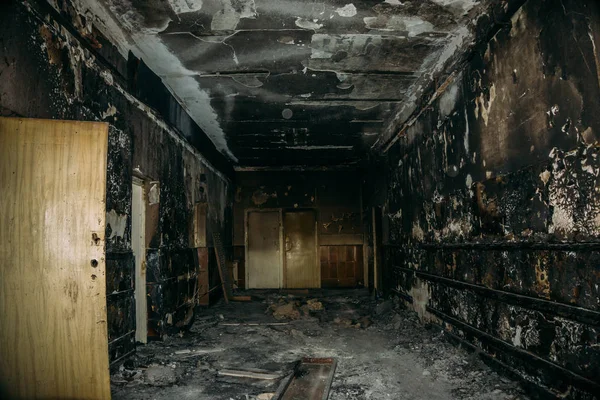 Burned by fire interior of building. Charred corridor — Stock Photo, Image