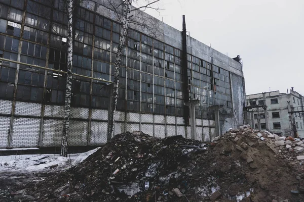 Construção de fábrica industrial arruinada, ruínas e demolição — Fotografia de Stock