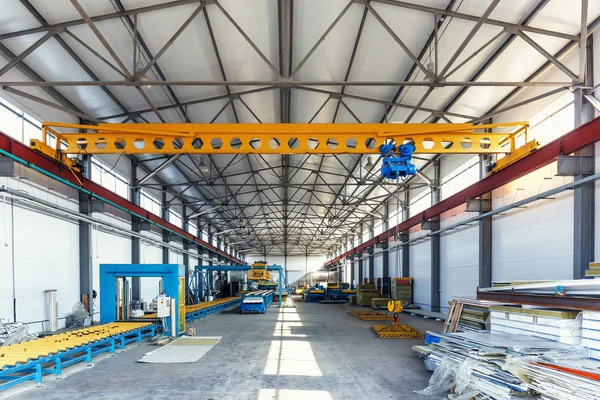 Taller industrial de fabricación de paneles sándwich de producción para la construcción. Interior de fábrica de almacenamiento de fabricación moderna — Foto de Stock