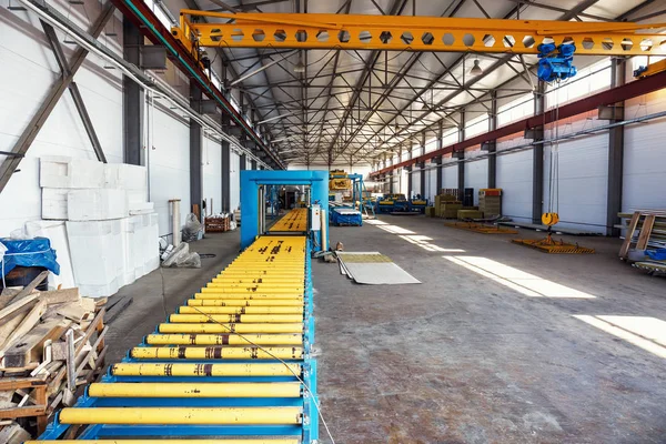 Taller industrial de fabricación de paneles sándwich de producción para la construcción. Interior de fábrica de almacenamiento de fabricación moderna — Foto de Stock