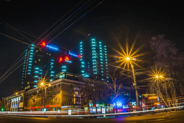 Voronezh, Federacja Rosyjska - 12 kwietnia 2018: nocne zdjęcie Hotel Marriott położony jest w centrum miasta Voronezh — Zdjęcie stockowe