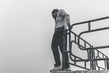 Depresyonda ve üzgün bir adam kenarında köprü ayakta üzerinden atlayacak. İntihar kavramı