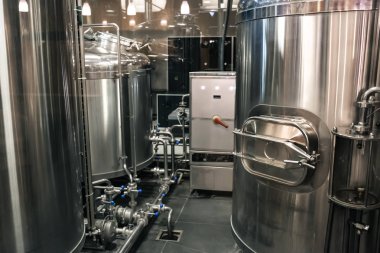 Bira üretim fabrikası. Paslanmaz çelik fıçılar veya tanklar borular, küçük bira teknikleri, modern alkol üretim teknolojisi ile