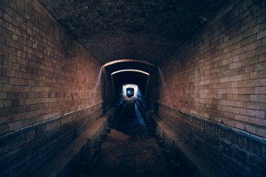 Kırmızı tuğla yeraltı kanalizasyon kanalizasyon içinde dramatik gizemli atmosferi ile terk