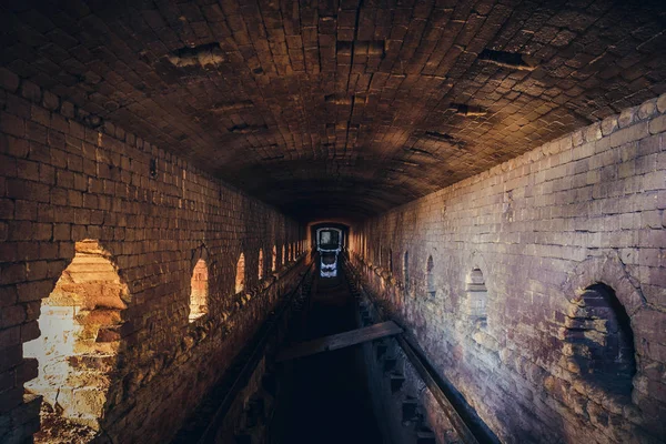 Červených cihel opuštěné podzemní kanalizační tunel s dramatickým tajemnou atmosféru, vnitřní kanalizace — Stock fotografie