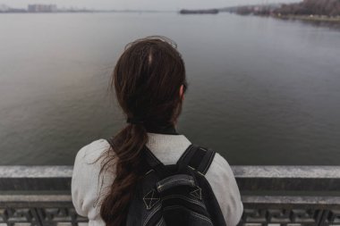 Adam Köprüden atlayacak. İntihar kavramı, arkadan görünümü