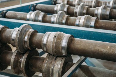 Sandviç panel fabrika veya metal imalat metal şekillendirme makinesi rulo rulo kapat