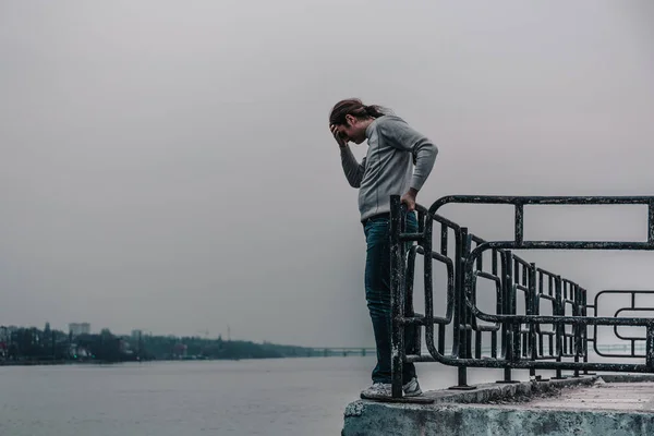 Depresif adam Köprüsü'nden atlayarak geçecek. İntihar kavramı — Stok fotoğraf