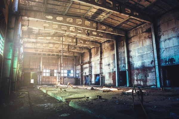 Abandoned ruined industrial factory building, corridor view with perspective, ruins and demolition concept — Stock Photo, Image