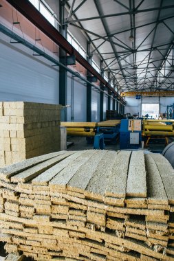 Isı yalıtımı sandviç panel üretim hattı inşaat için. Tezgahlar, rulo konveyör ile üretim depolama