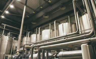 Bira donanımları, endüstriyel paslanmaz çelik boruları bağlı tanklar ve fıçılar bira üretimi için