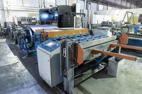 Werkzeugmaschine mit Metallwalzblech für Metallbearbeitung in der Fabrik für die Produktion von Stahlrohren und Rohren für Lüftungsanlagen — Stockfoto